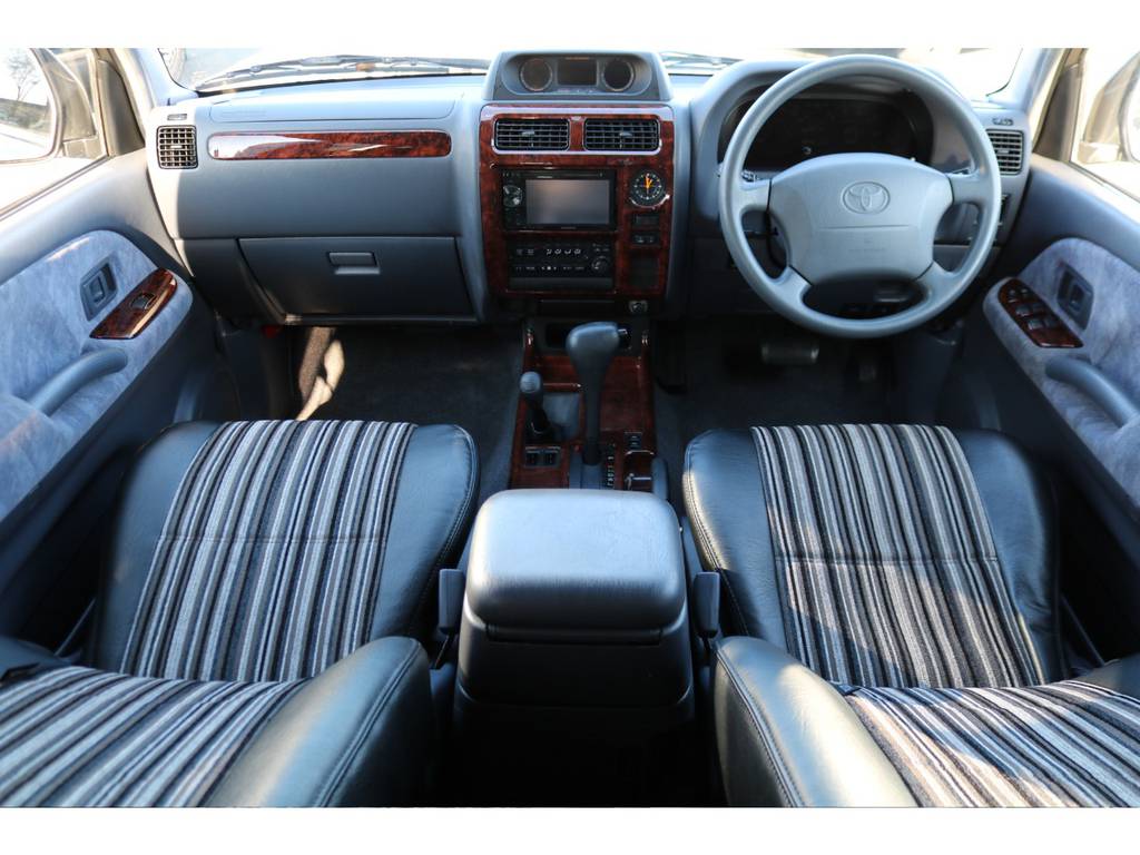 グレー内装の車内にＦＬＥＸオリジナルレザー調のシートカバーで高級感のある内装に！