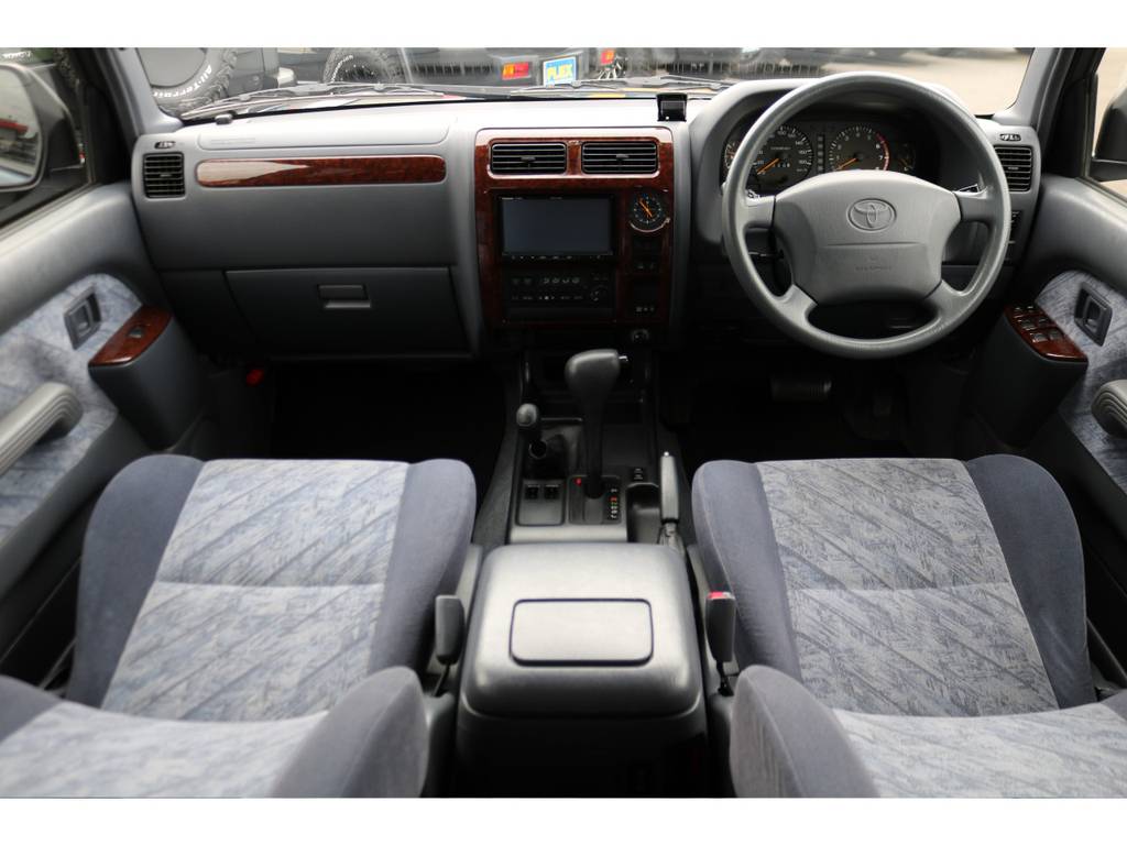 グレー内装の車内はご覧の通り綺麗な状態を維持しております！