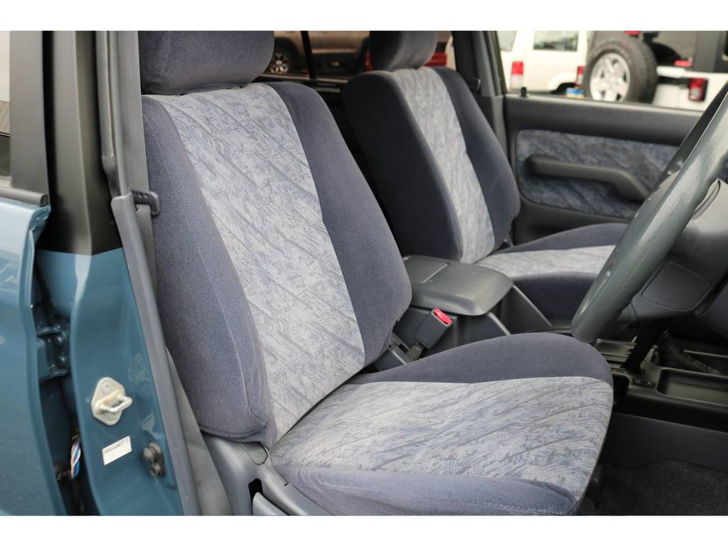 グレー内装の運転席シートもタバコの焦げ跡等なく綺麗な状態です！