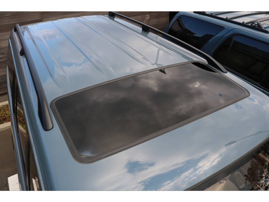 ルーフレール装備車になりますので、多目的な使い方もＯＫ！嬉しいサンルーフ付き！