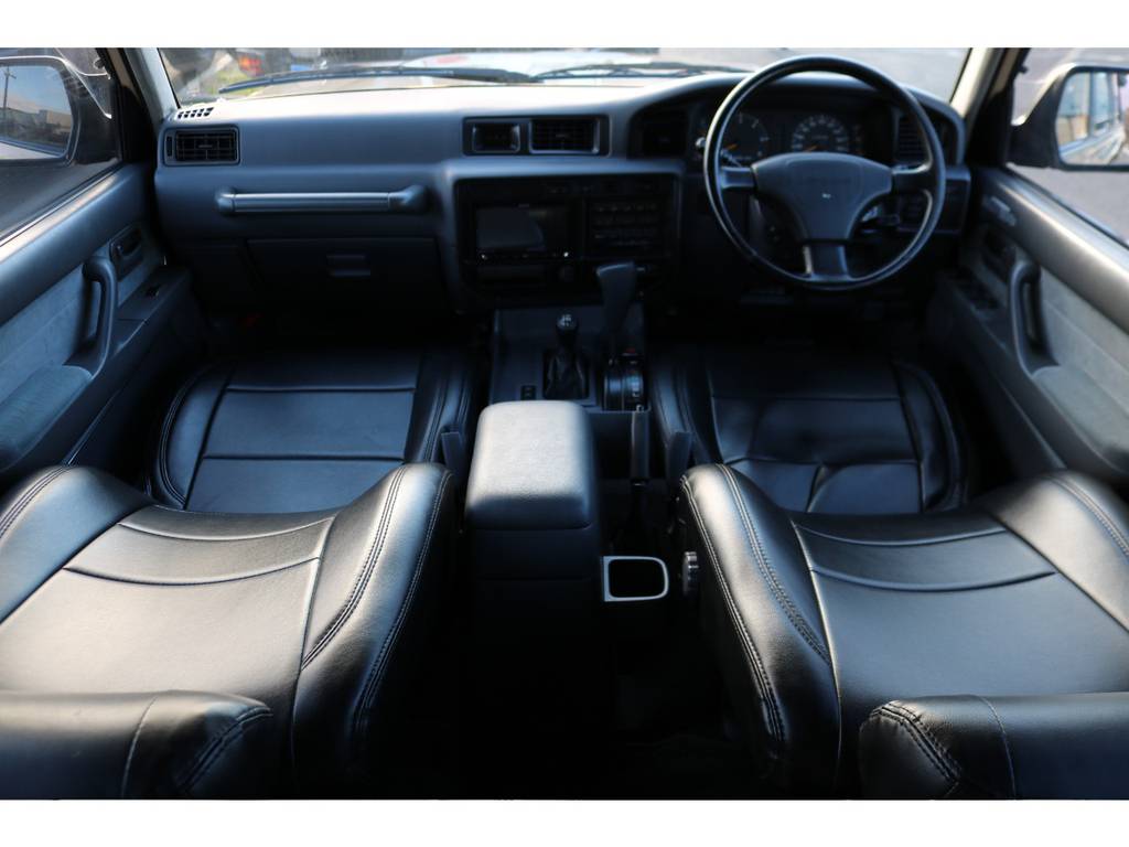後期型のグレー内装の車内！ブラックレザー調シートカバー装着でより無骨な印象です！
