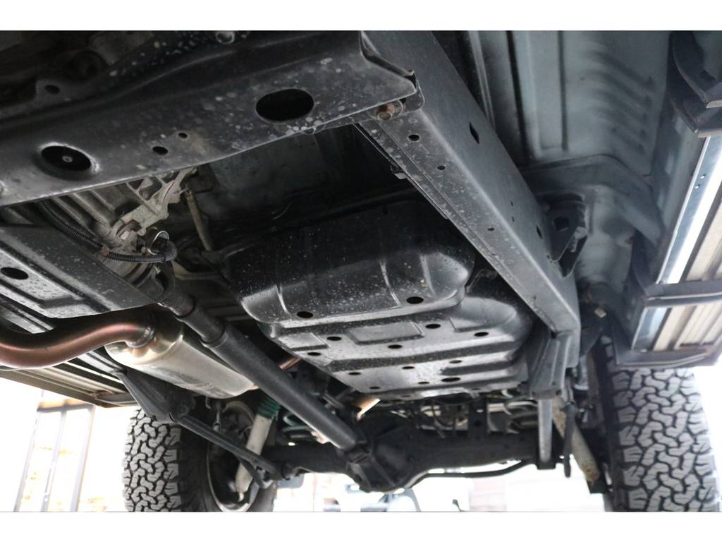 堅牢なラダーフレーム車！劣悪な錆等も無く、しっかりとした状態です！