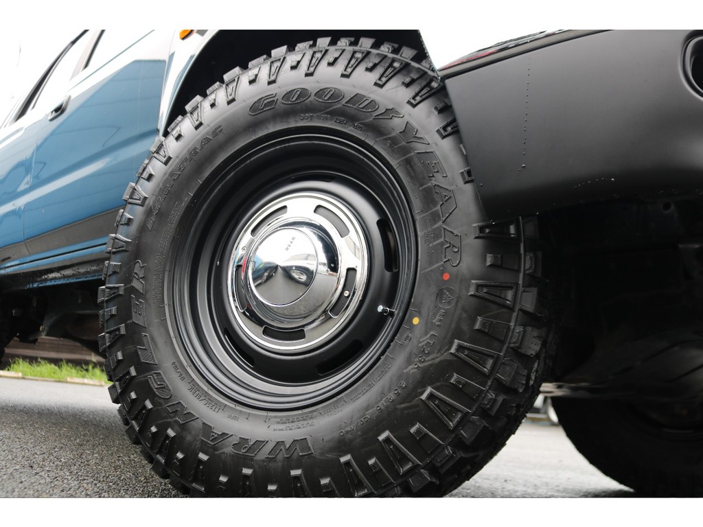 足元にはＤＥＡＮクロスカントリー１６ＡＷに、ＧＯＯＤＹＥＡＲ・ＤＵＲＡＴＲＡＣ２３５ＭＴタイヤ！ロードノイズを押さえつつトラクションと横剛性を確保したタイヤです！