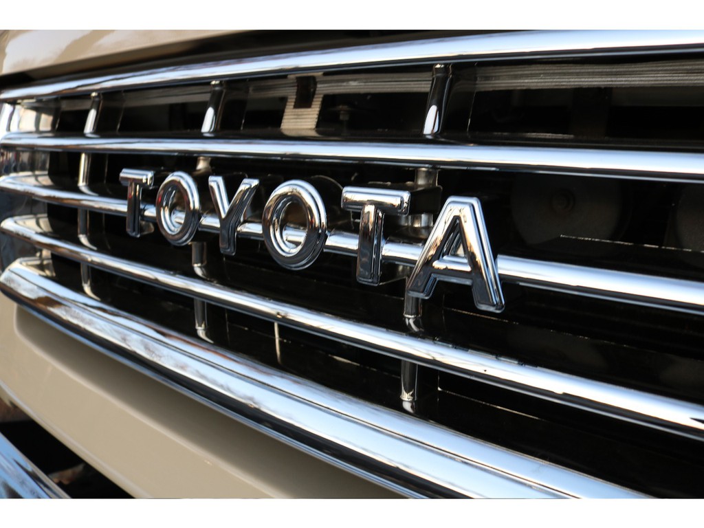 アルファベットロゴのTOYOTAグリルがメッキでカッコいいですよ！！