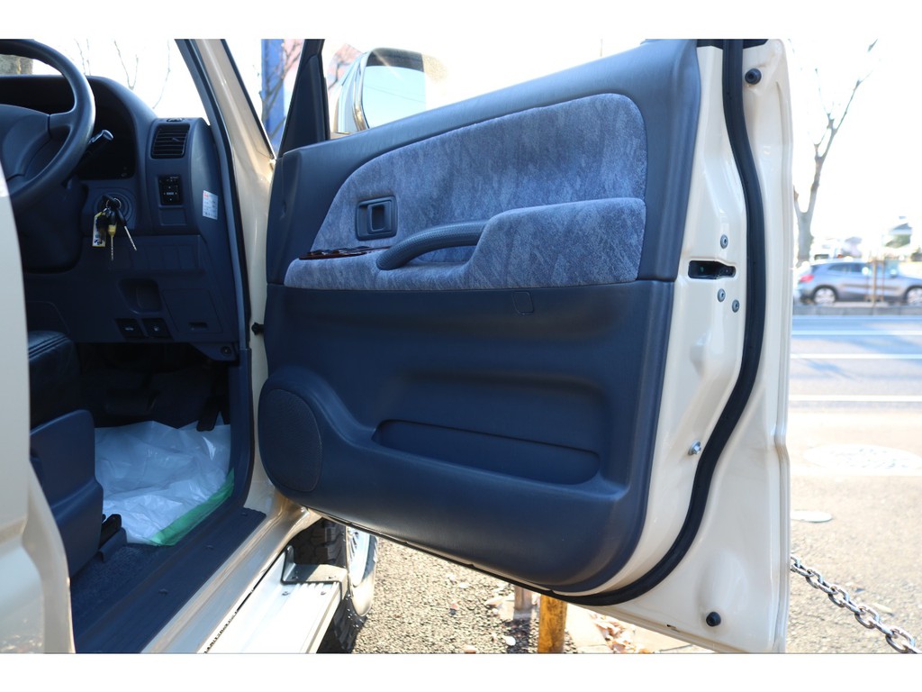運転席側内貼りも綺麗です！ちょこっと左に見えているビニールは既にフロアマットクリーニング済み！