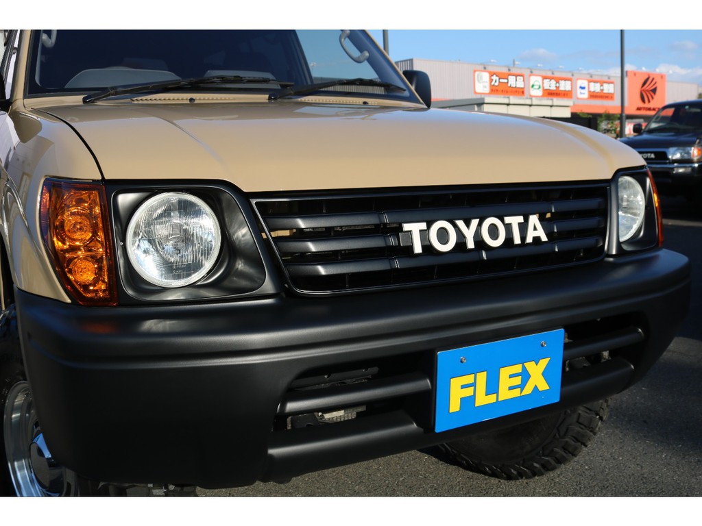 とてもおしゃれな横文字TOYOTAグリル！オレンジコーナーレンズとの相性がとても良いです！