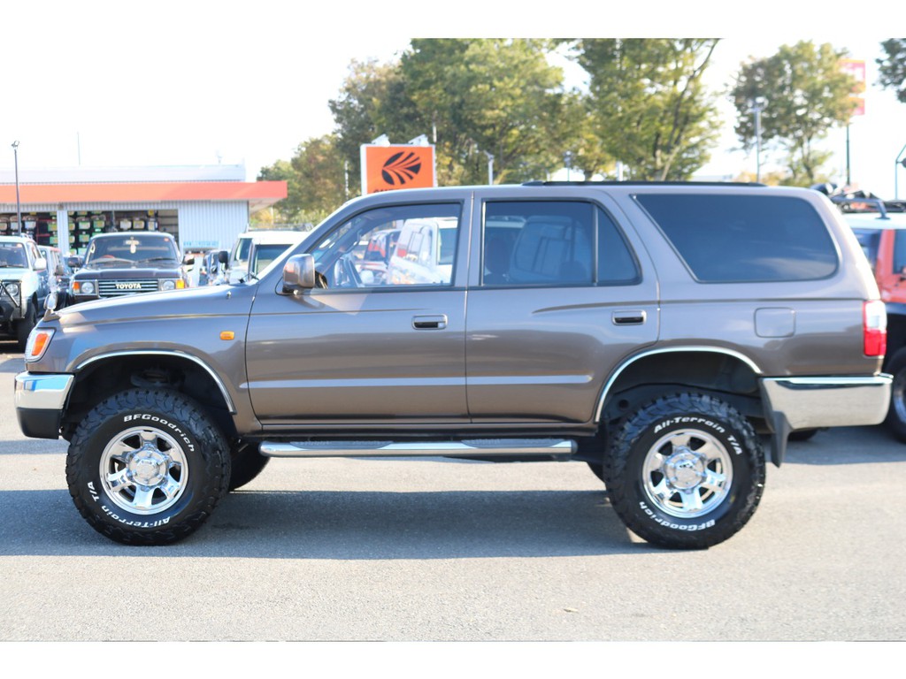 リフトアップ済み車両！リフトアップしているので迫力満点の見た目となっております！