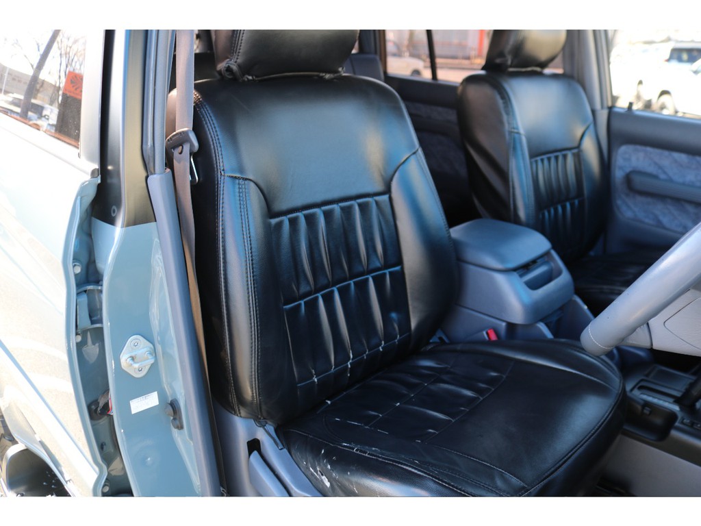 運転席はご覧の様になっております！シートカバーが装着されております！新しいシートカバー取付カスタムのご相談も承っております！