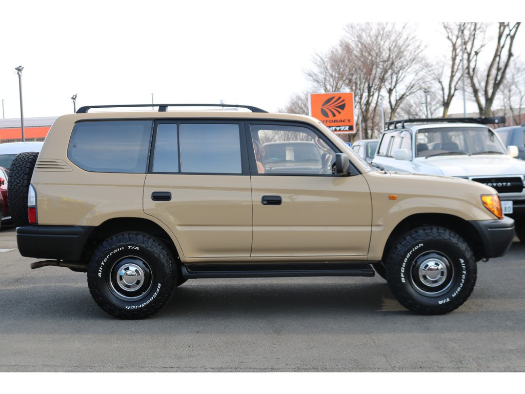 ベージュカラーＮＥＷペイント！ノーマル車高の為、乗り降りも楽チンです！