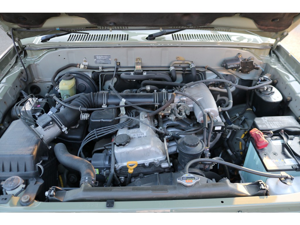 エンジンは２７００ｃｃガソリン！タイミングチェーン式ですので、１０万キロ毎のベルト交換も不要です！