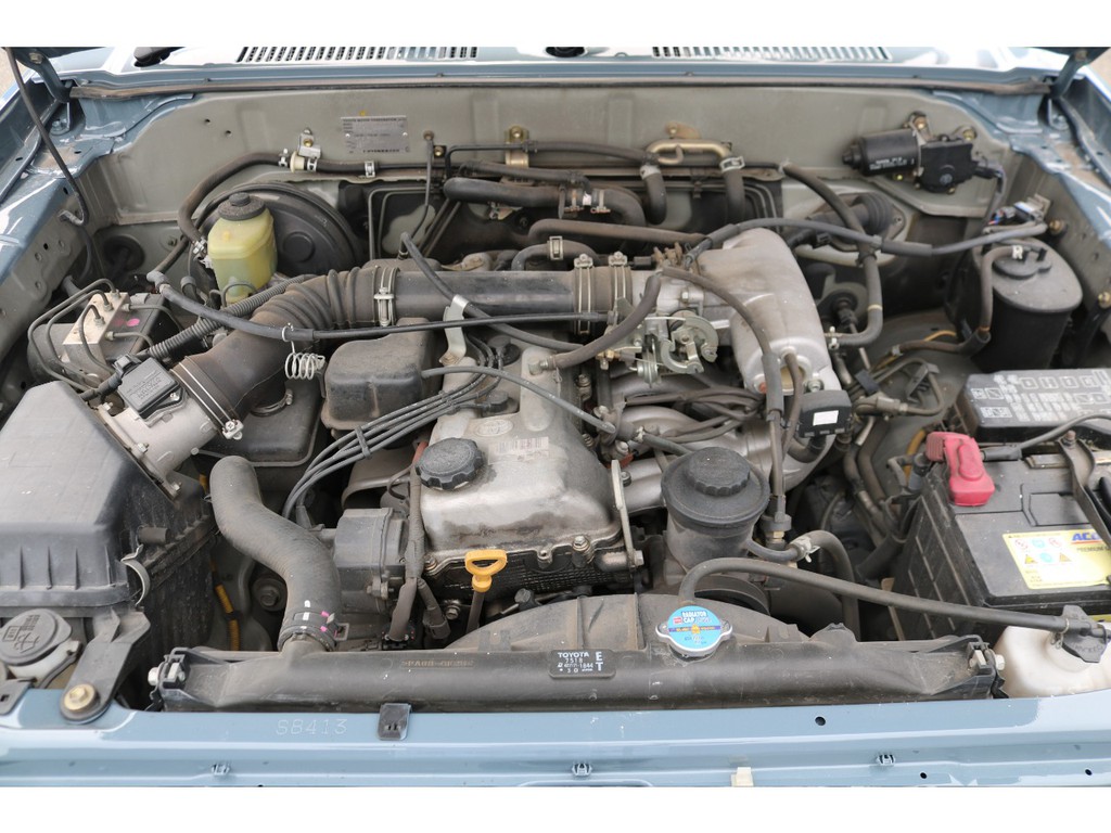 エンジンは２７００ｃｃガソリンエンジン！タイミングチェーン式ですので、１０万キロ毎のベルト交換が不要！長い目で見ると経済的なエンジンです♪