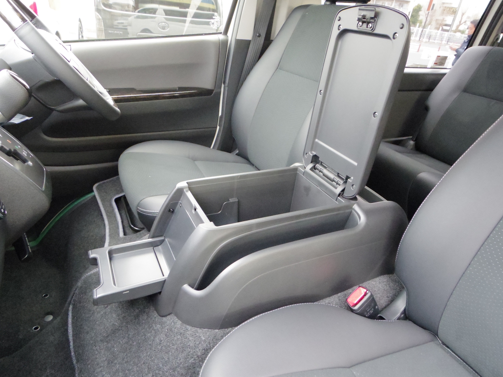 商用車ならではの収納スペースの多さですので、色々なものを便利に収納できます！