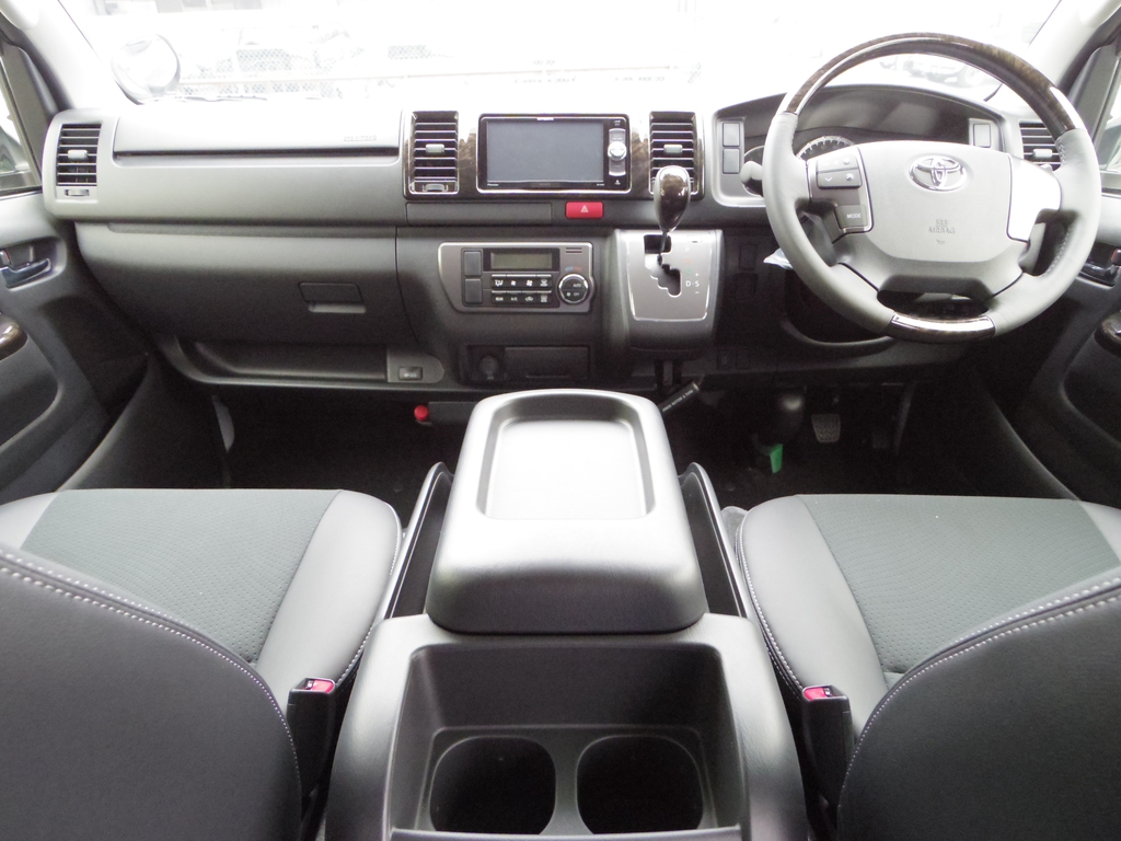 専用装備多数のお得な純正パッケージ車両をベースにカスタム済み！
