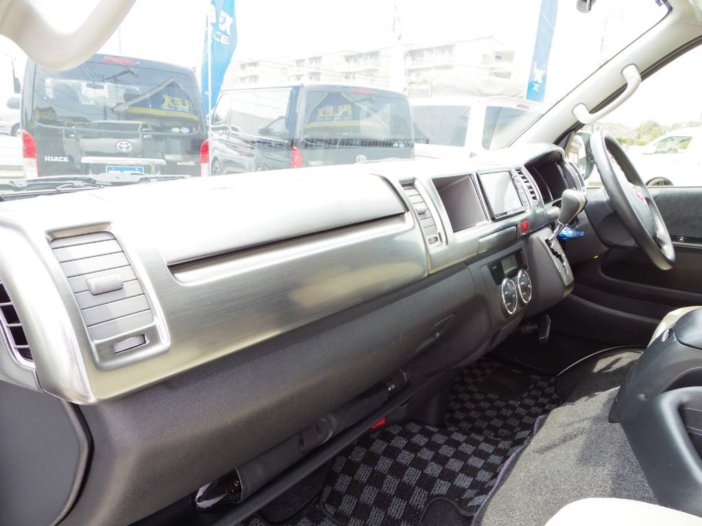 厳選の中古車は内外装は、クリーニングは、ハイエエースを熟知した営業スタッフが仕上げを行いますからとても綺麗に仕上がります。ＦＬＥＸは、水曜定休ＡＭ１０：００～ＰＭ２０：００時まで営業