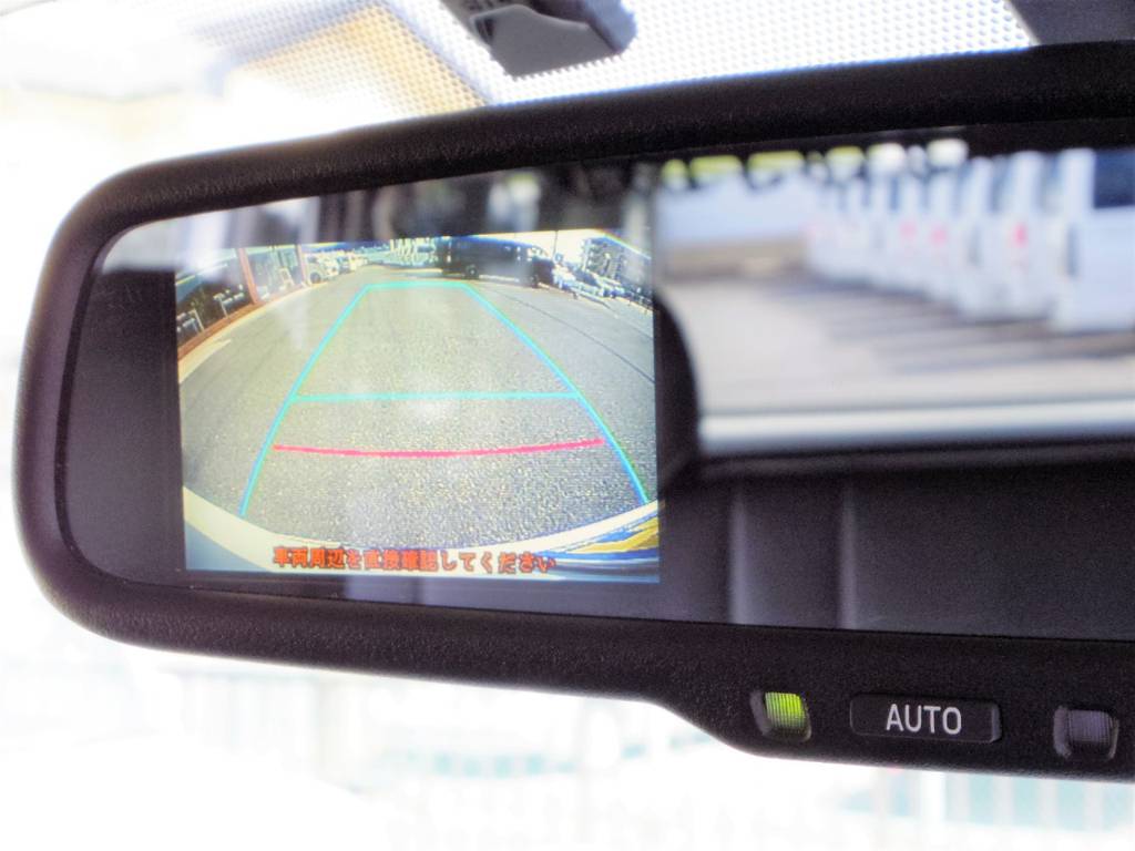 駐車時に嬉しいバックカメラ付き自動防眩ミラー付きです！