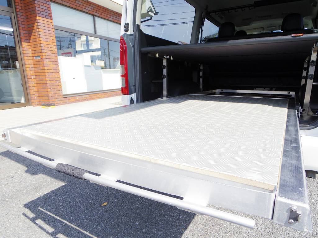 大きな荷物や重い荷物もベッド下に収納するときにとても便利です！