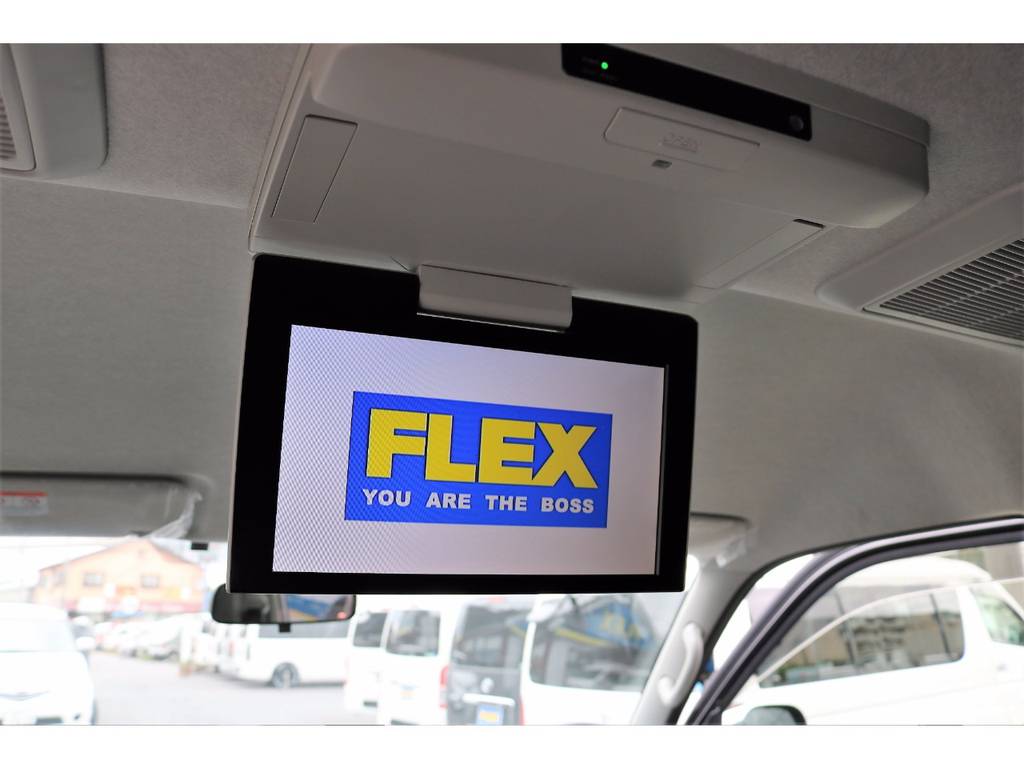 フリップダウンモニターも完備しております！運転中後席の方も退屈せずにお好みの動画がお楽しみいただけます！