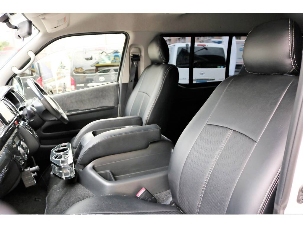 便利にお使い頂けるアイテムが車内に多数装着されております！