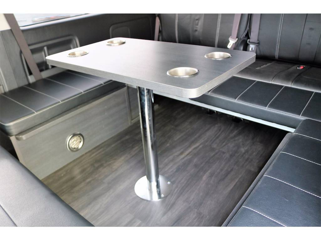 テーブルを囲む様なレイアウトも出来ますので、車内でのお食事など皆でワイワイ楽しめます！