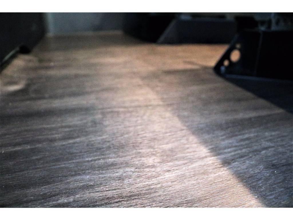 高級感がありキズや汚れにも強い黒木目調重歩行フロア施工済みです！