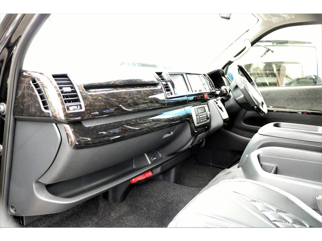 コックピット部はマホガニー調インテリアパネルで加飾しました！