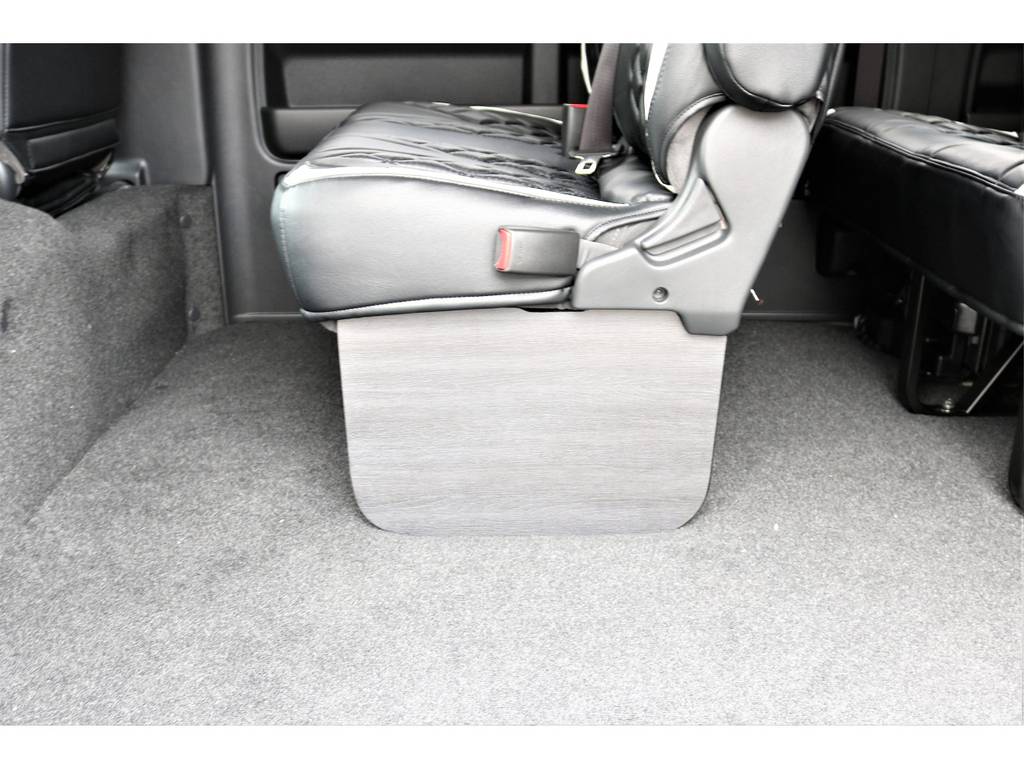 後席の足元も黒木目調フットパネルでおしゃれにカスタム済みです！