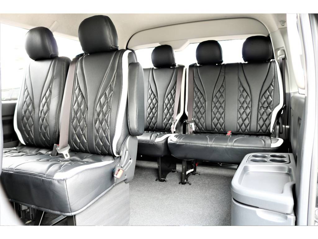 10人乗りですが、それぞれにスペースが確保されておりますので、大人の方でもゆったりと座ることが出来ます！