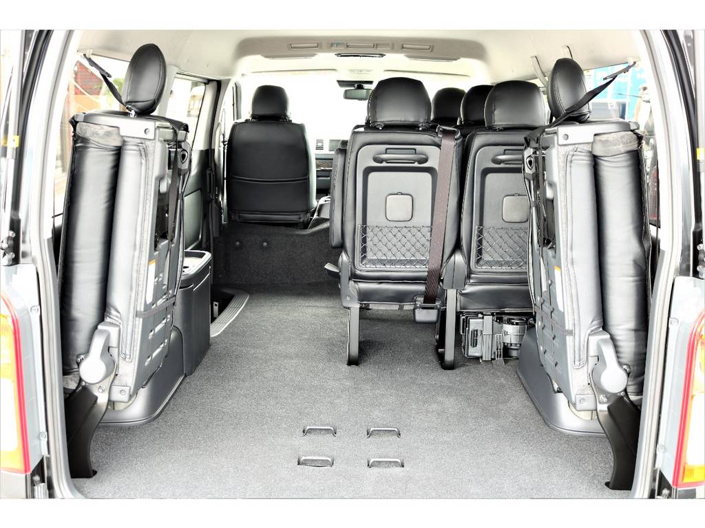 ４列目シートを跳ね上げれば驚きのラゲッジスペースが広がります！