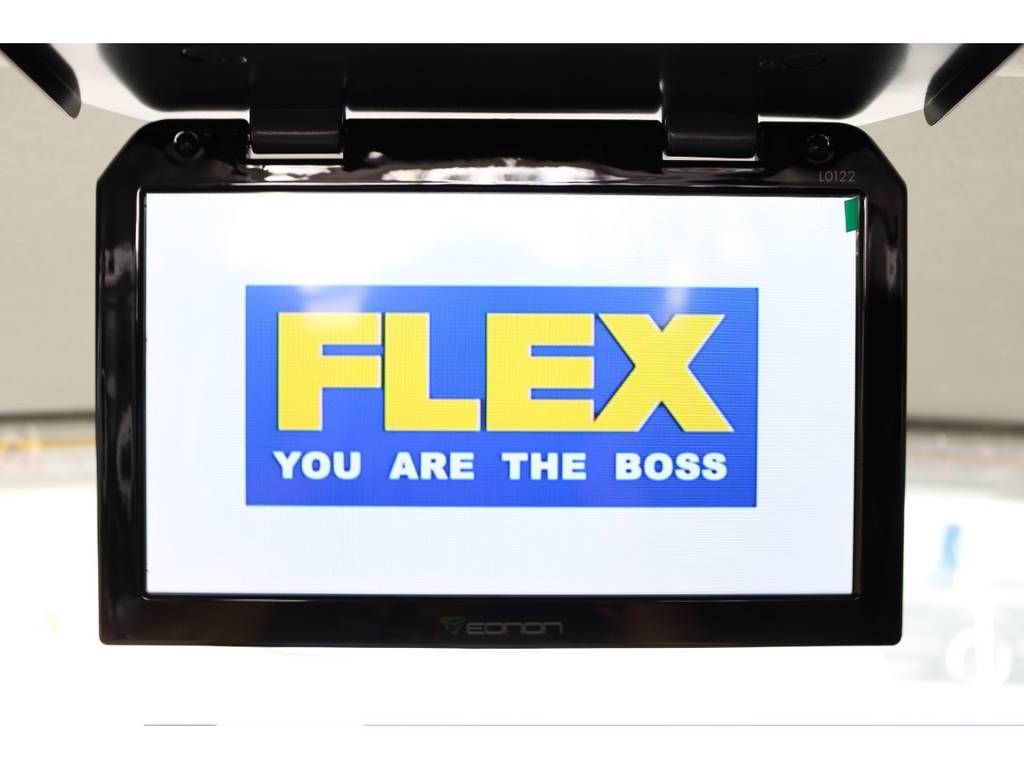 フリップダウンモニター付きなので、後席の方もロングドライブ中退屈せずにお好みの映像をお楽しみいただけます！