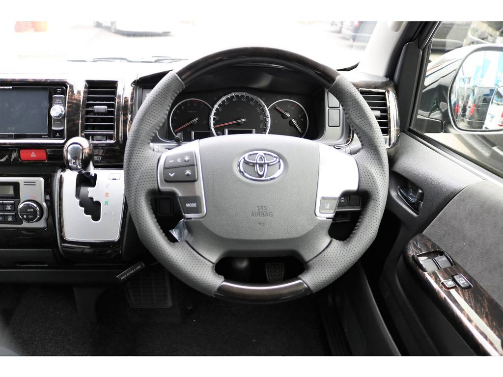 マホガニー調＆ブラックレザーコンビガングリップステアリングも装着済みです！