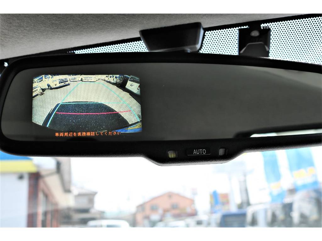純正オプションのバックモニター付き防眩ミラーも装備されています！