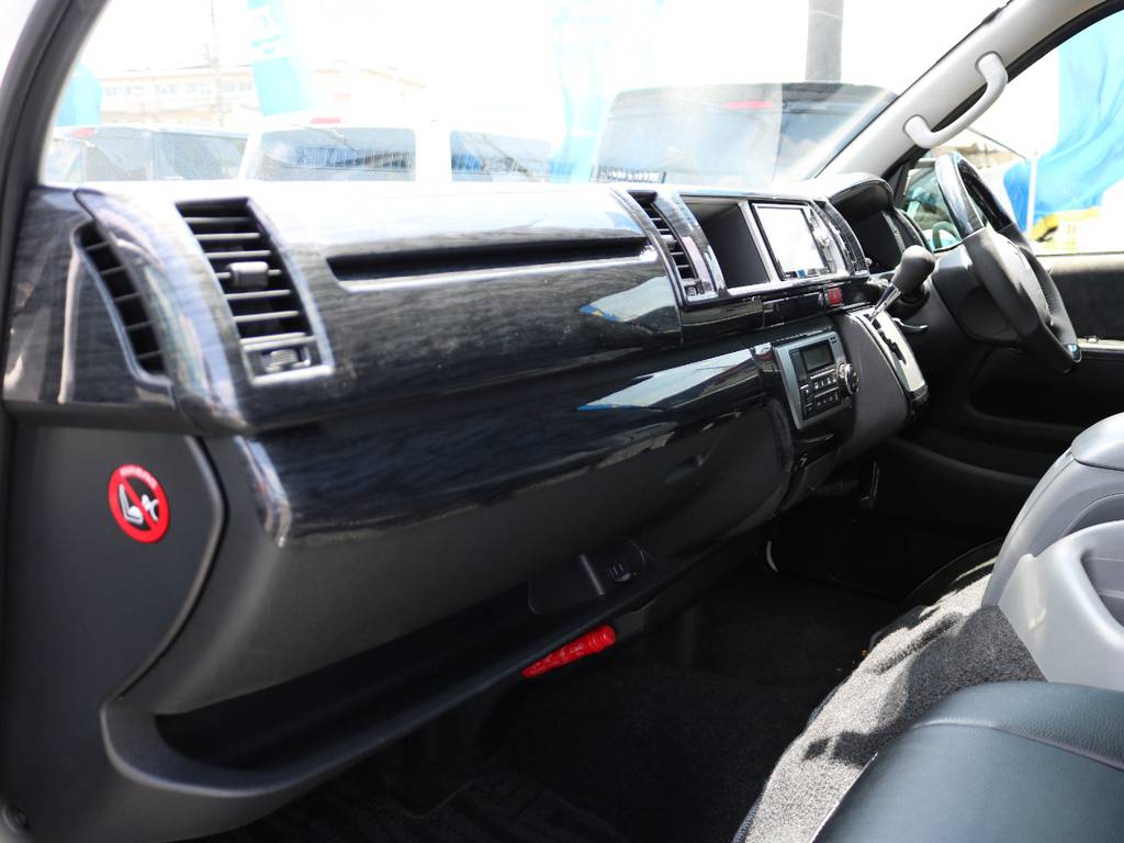 新品の黒木目調インテリアパネルキットを装着しましたので、室内の高級感も向上しております！