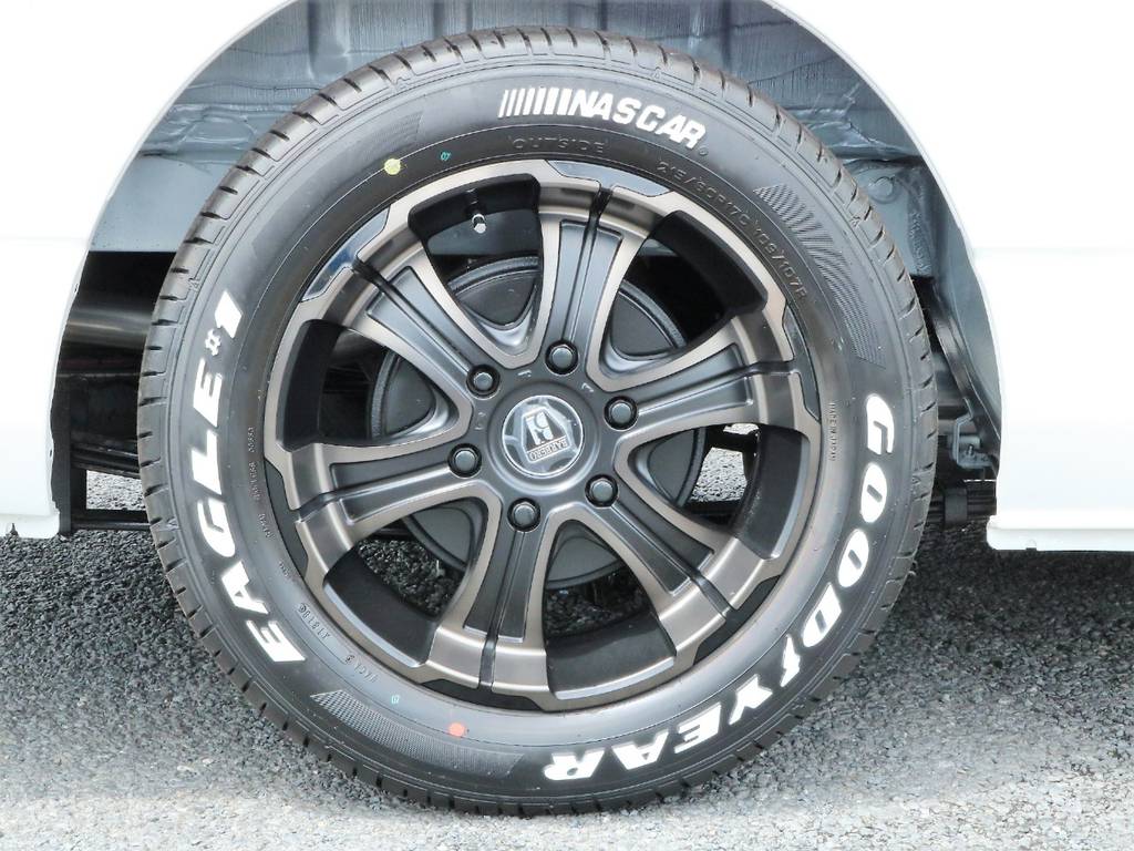 足元にはFLEXオリジナルカラーのバルベロワイルドディープス17インチ！定番のナスカーLTタイヤとの組み合わせです！