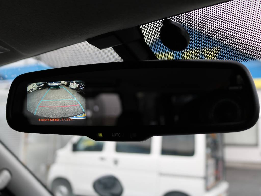 大きなボディでも駐車が安心なバックカメラ付き防眩ミラーも装備しております！