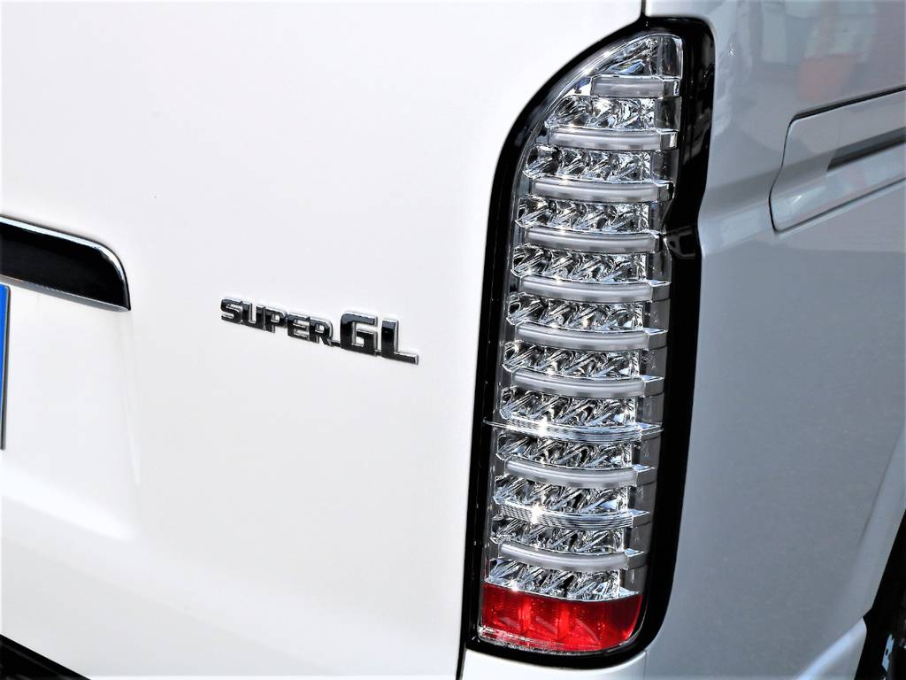 クリア＆クロームのチューブLEDランプはボディカラーに合っています！