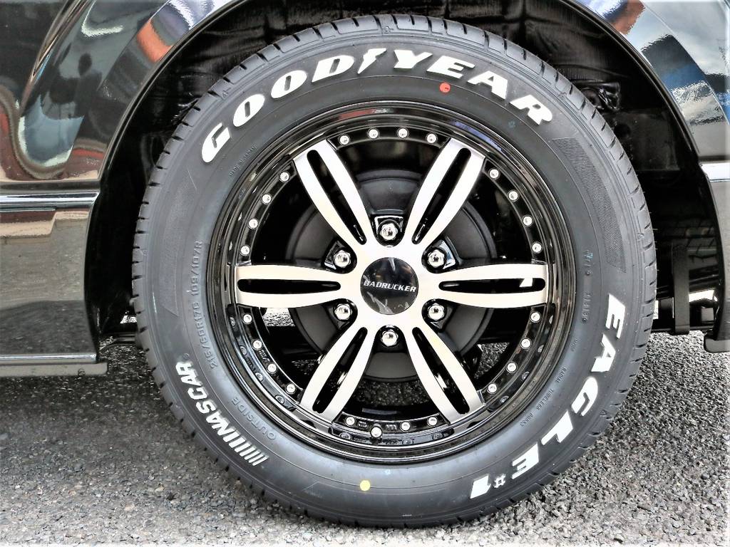 足元には17インチの415コブラバッドラッカー＆ナスカータイヤをチョイスしました！