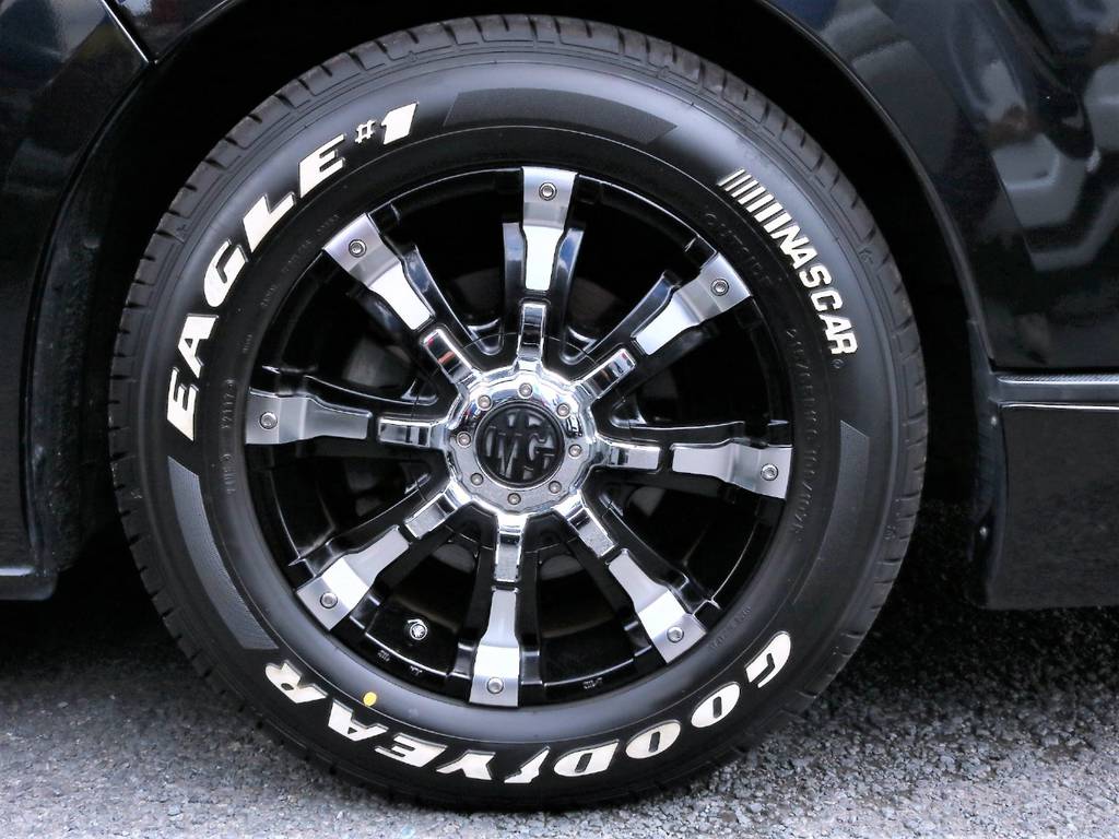 足元は迫力のあるマーテルギア ビースト＆ナスカーLTタイヤがインストール済みです！