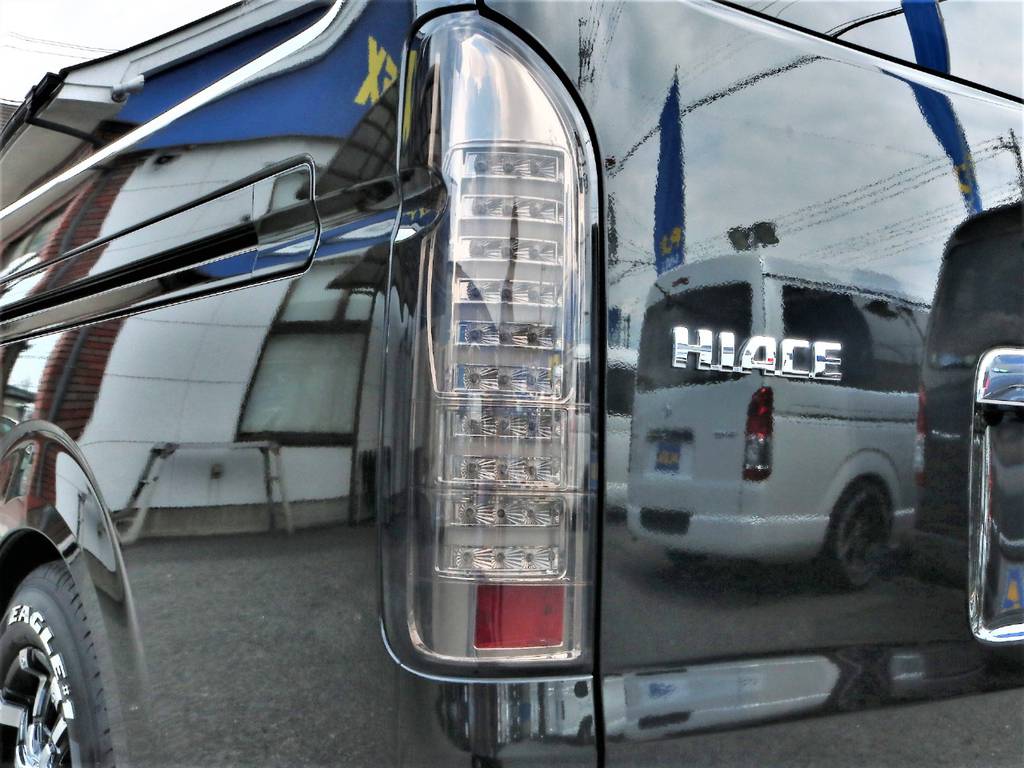 ボディカラーに合わせたスモークLEDテールも付いています！