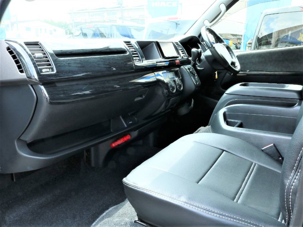 黒木目調インテリアパネルキットで室内の質感も向上しております！