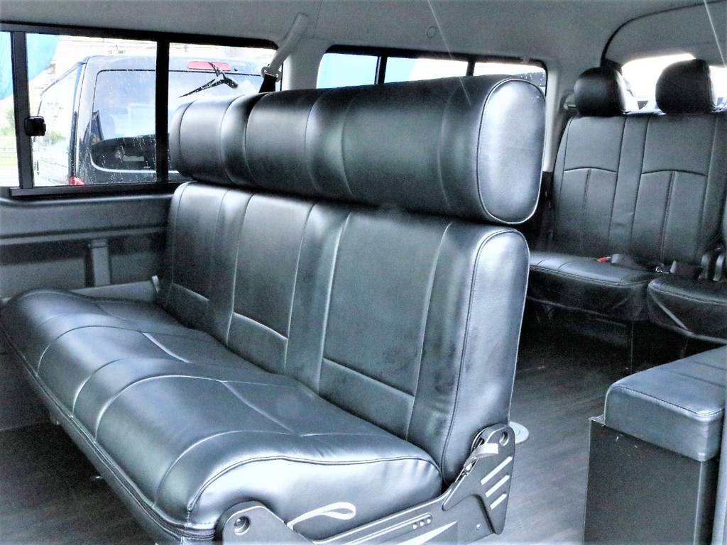 2列目はゆったりと座れるベンチシートに変更済みです！