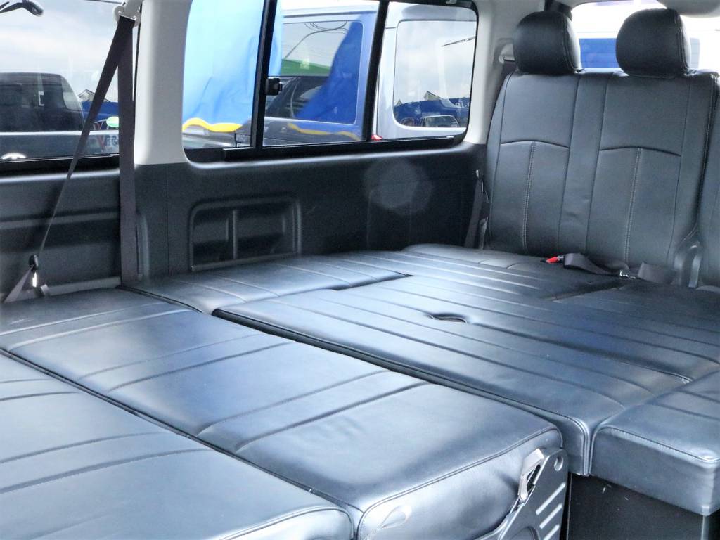 ハイエースの広い室内を最大限に活用したフルフラットベッドです！