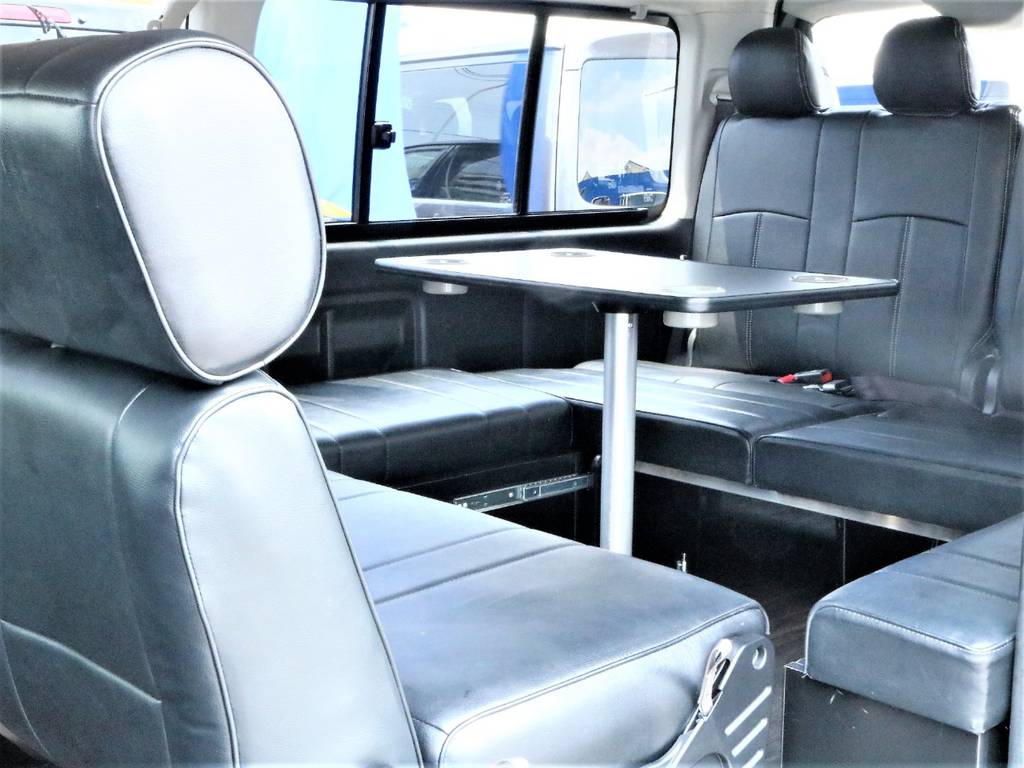 テーブルを囲み車内で快適に過ごせます！