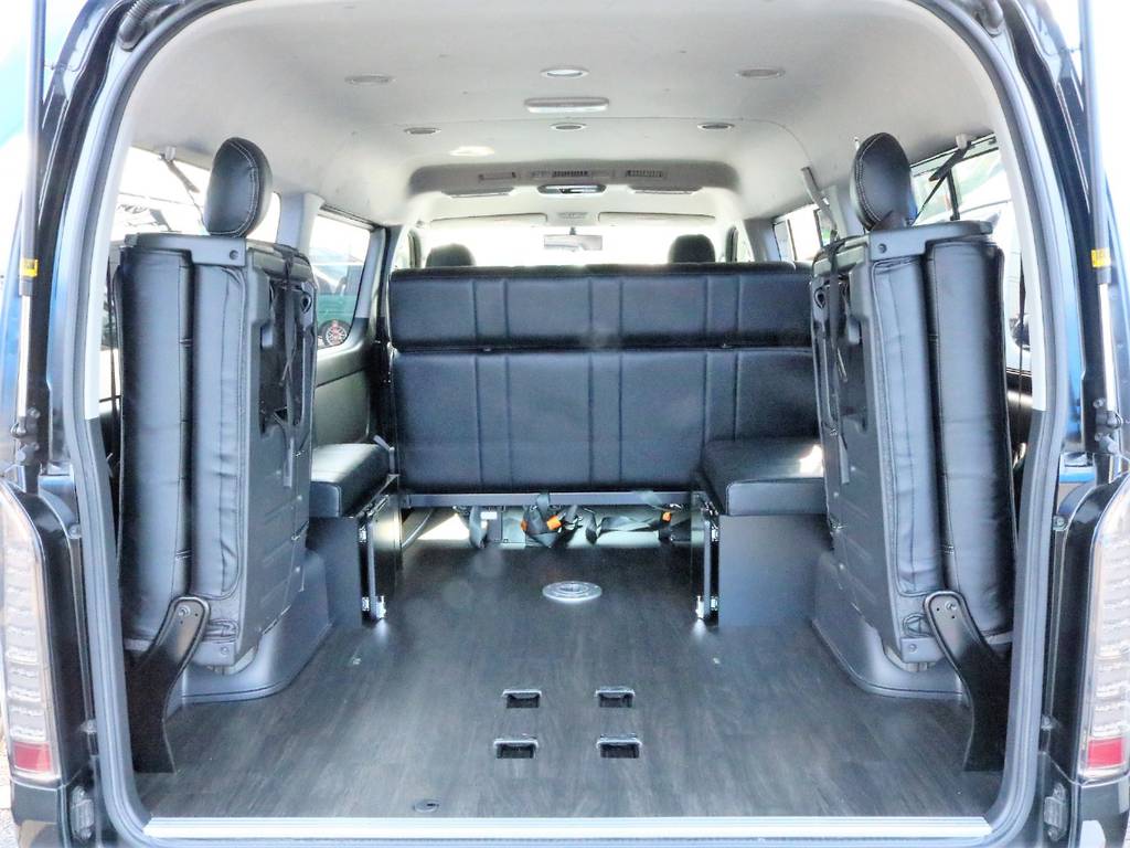 4列目シートを跳ね上げてベッドマットを外せばバンにも匹敵するラゲッジスペースが広がります！