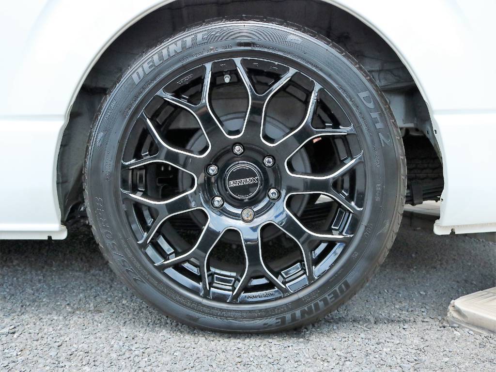 スポーティなデザインのESSEX EM18インストール済みです！