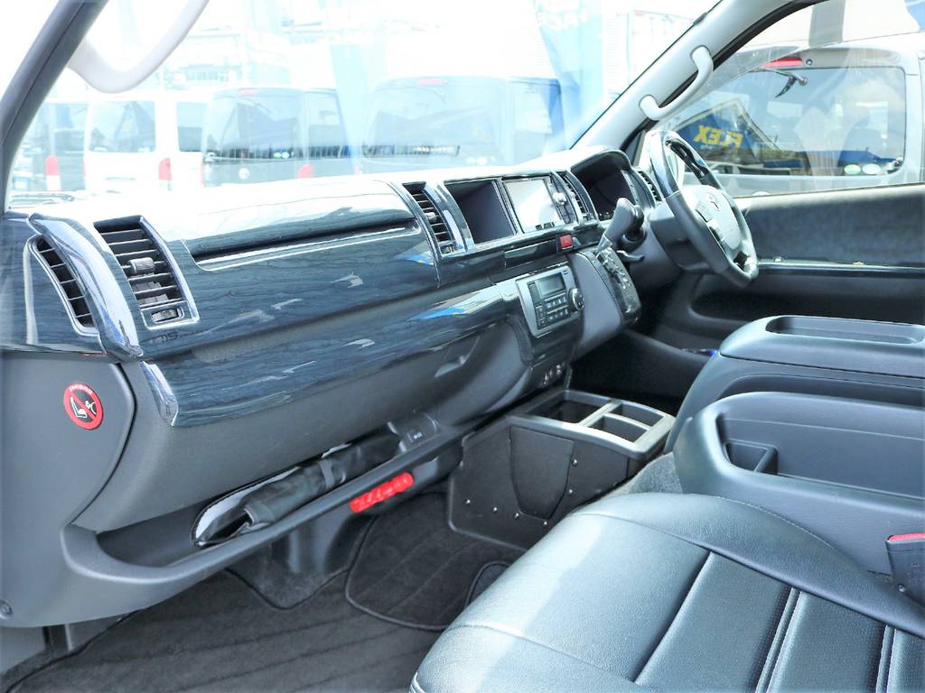 黒木目調インテリアパネルキットで室内の質感も向上しております！