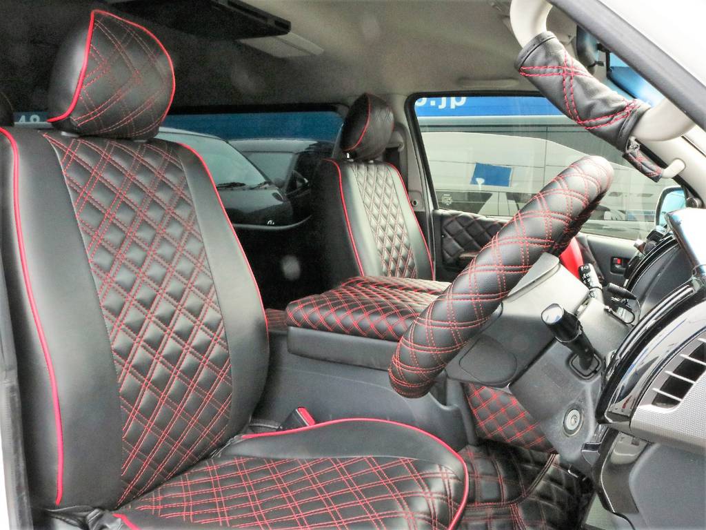オシャレな黒革調シートカバー全席装着済みです！