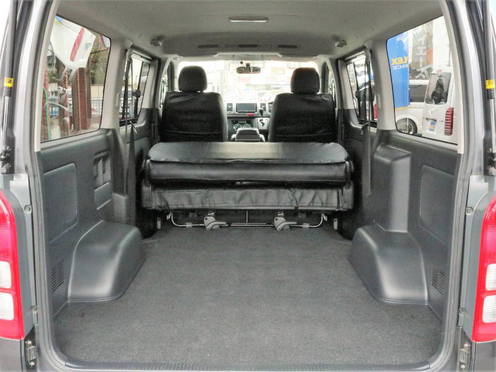 とても広い荷室なので、お仕事だけでなくアウトドアや車中泊にもぴったりです！