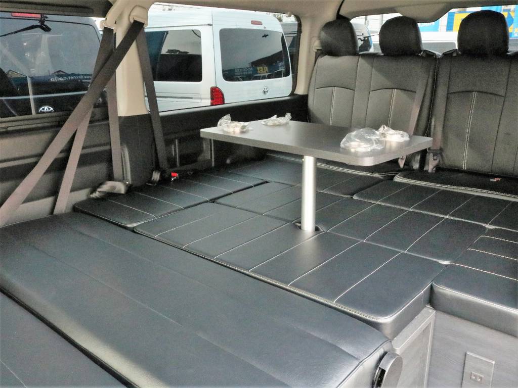 センターテーブル付きなので車内でゆったりお過ごしいただけます！