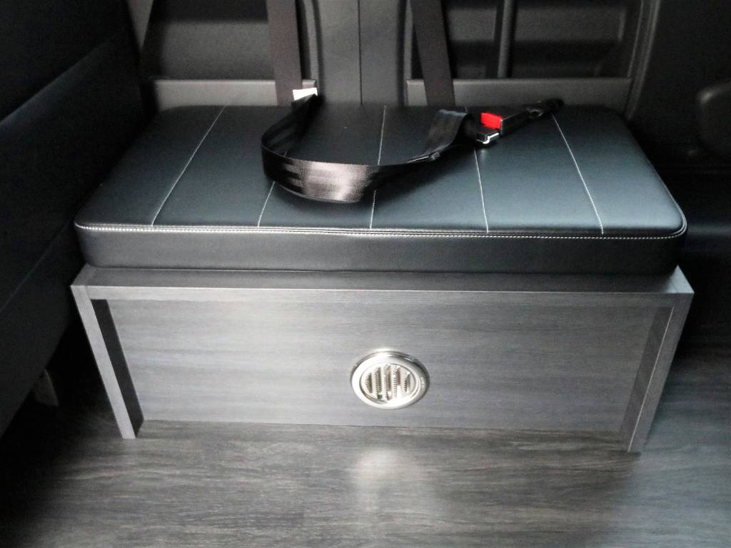 現在、製作が出来ない横向き型の3列目シート！ラクラク荷物の積載も出来ます！