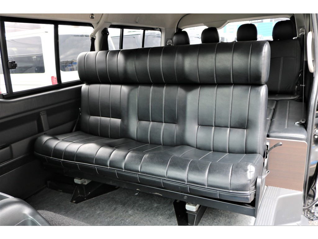 ２列目シートは大人もゆったり乗車可能な成型シート☆